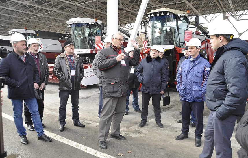Ростсельмаш провел экскурсию по производству для ставропольских аграриев 